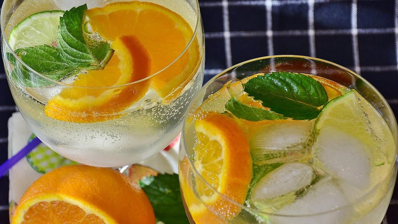 透明な飲料　柑橘類　