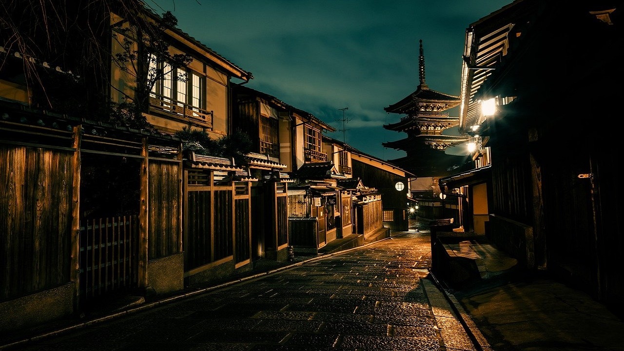 夜の京都　寺　五重塔